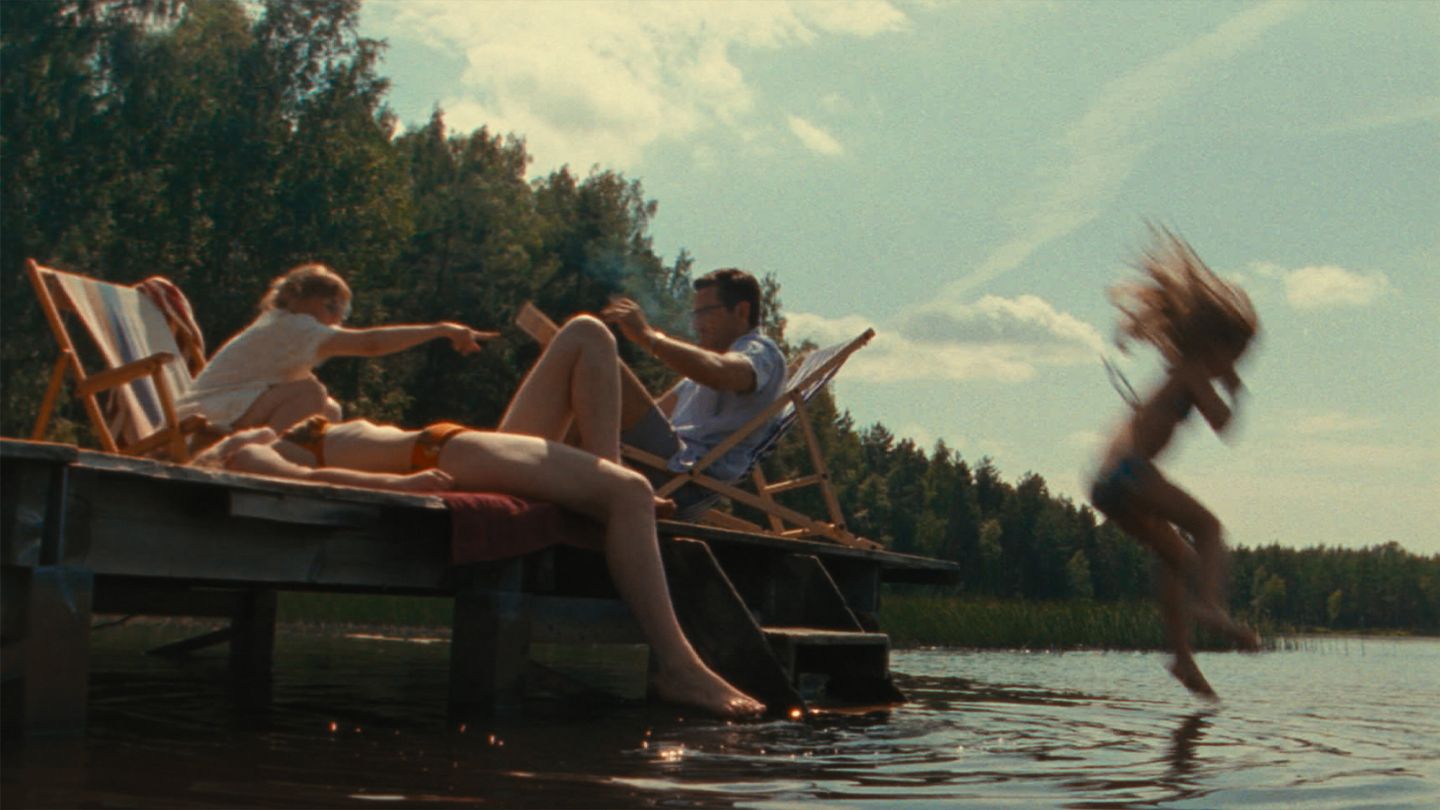 The chronology of water flera personer som solar på en brygga