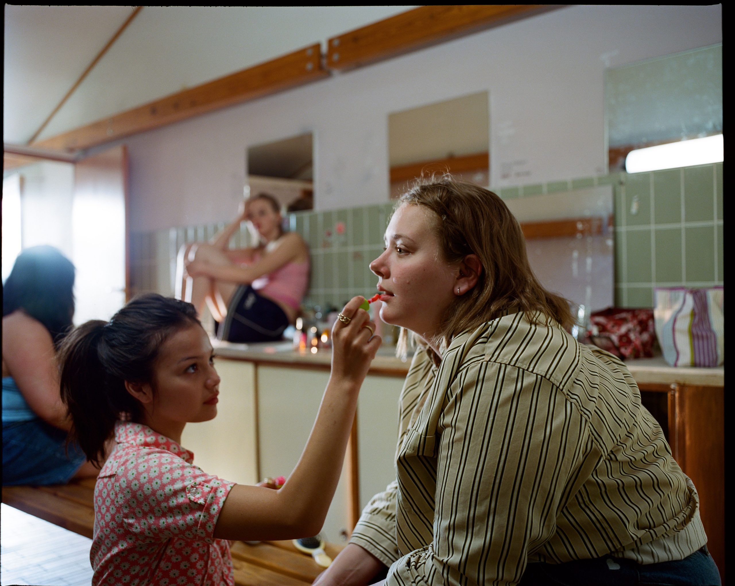 Weightless - kvinna som blir sminkad av ett barn 