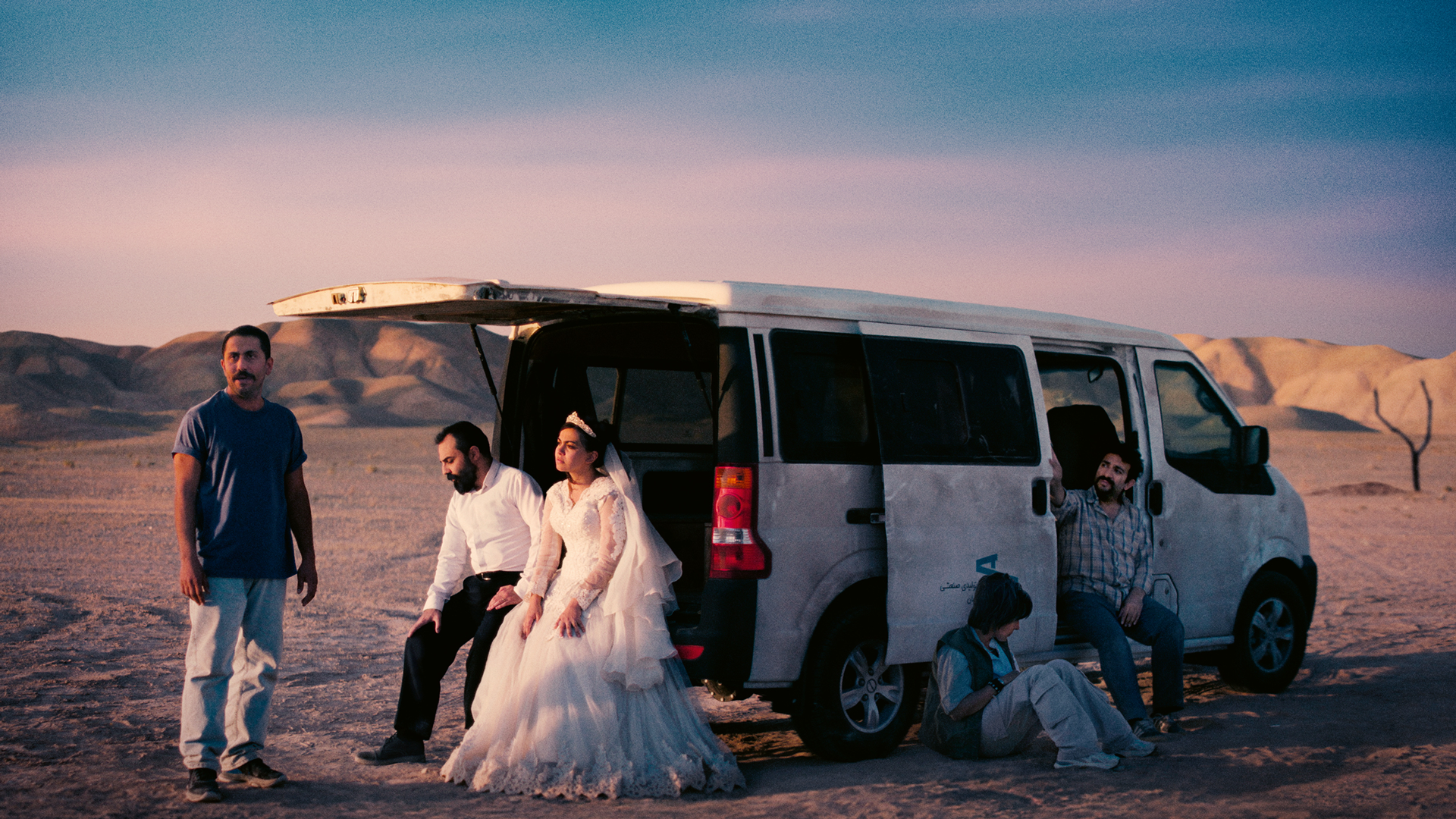 Två män i en skog som kollar på varandra