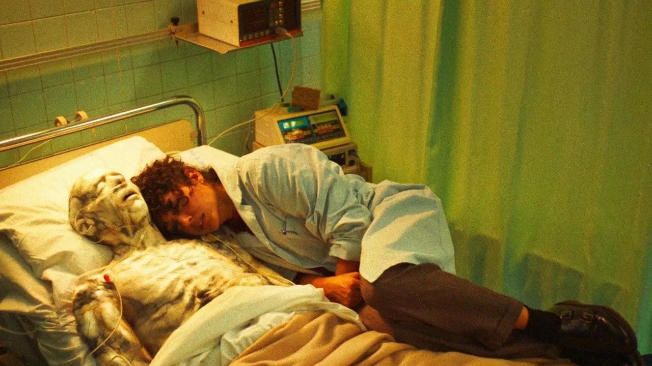 två personer i en sjukhussäng